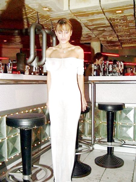 Жена в прозрачной одежде