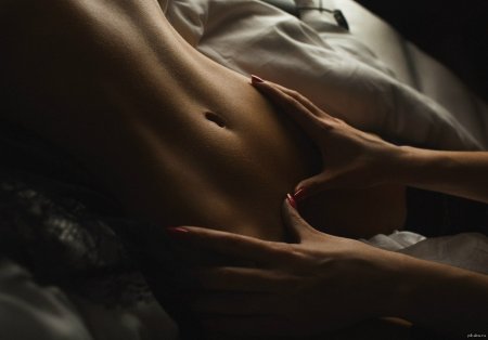 Ласкает животик