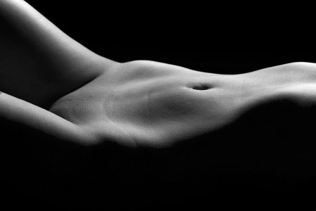 Женский лобок в темноте