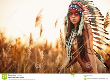 Голые женщины в костюмах индейцев