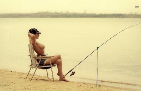 Девушки топлесс на рыбалке