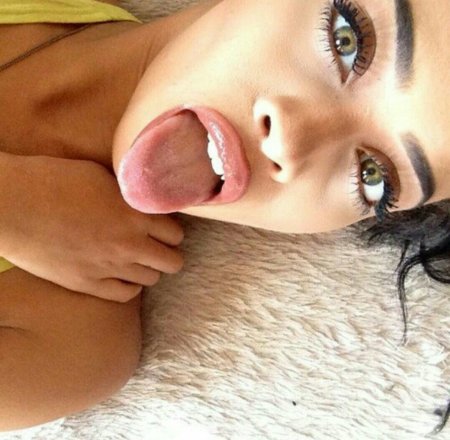 Красивые девушки с высунутым языком