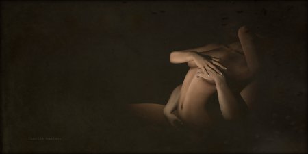 Голые женщины в полумраке