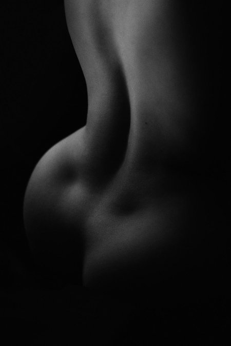 Красивая девушка в полумраке ню