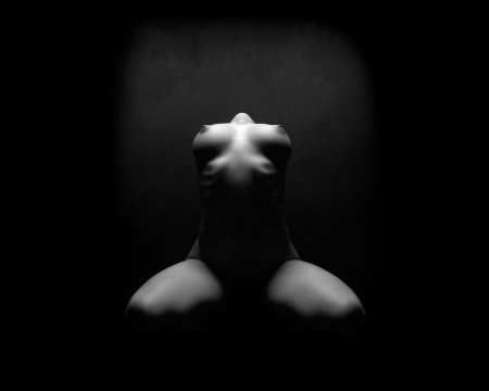 Эро девушки на чёрном фоне