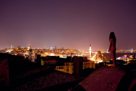 Жена голая в ночном городе