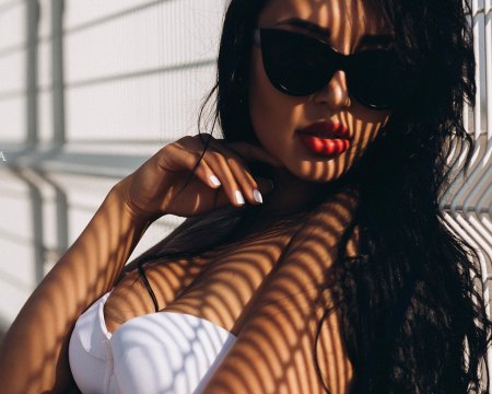 Дерзкая девушка в очках