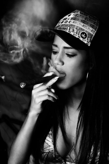 Девушка с сигарой