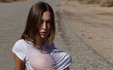 Грудь под мокрой майкой