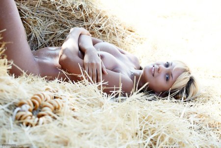 Голая блондинка на сеновале
