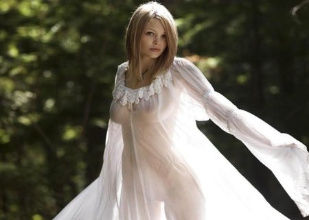 Красивые девушки в прозрачных платьях