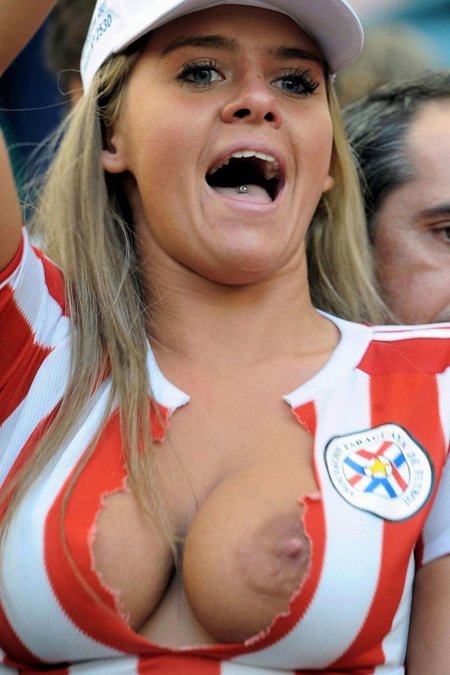 Голые сиськи болельщиц