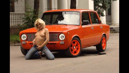 Девушка раздевается в жигулях