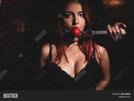 Девушка с кляпом расширителем