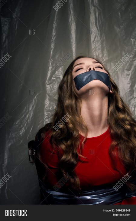 Связанная девушка скотчем