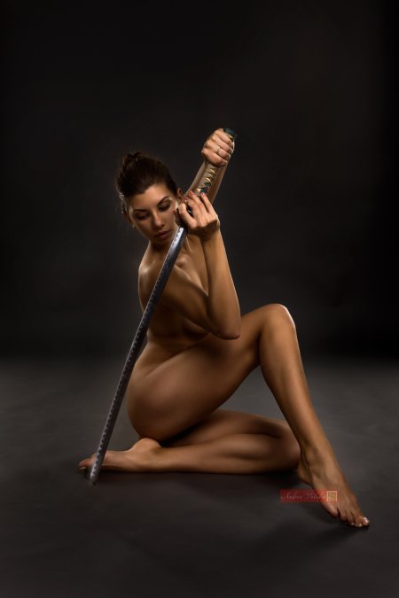 Эротичная девушка с катаной