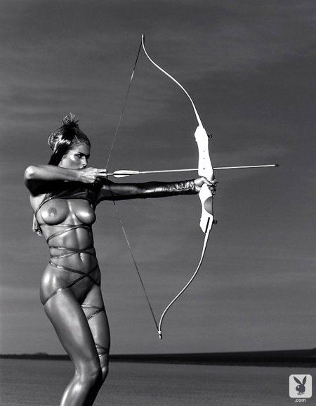 Эротическая фотосессия со шпагой