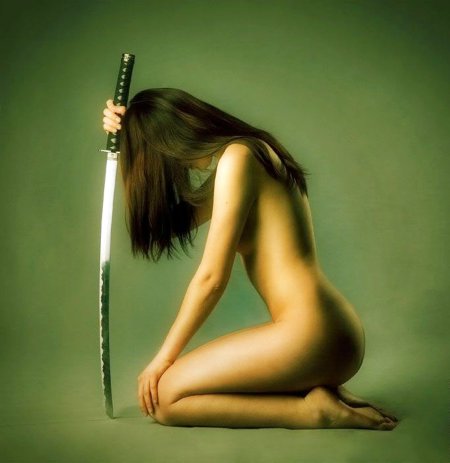 Голая женщина с катаной