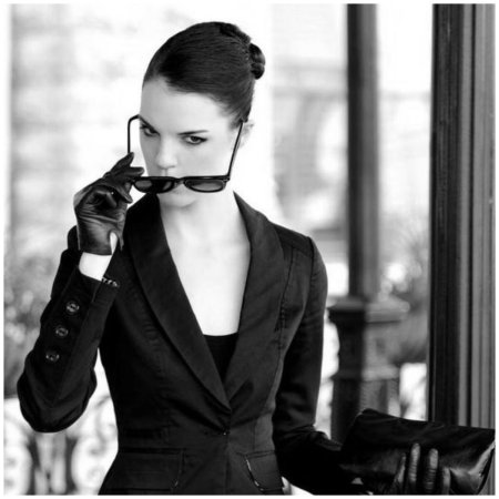 Девушка в строгом костюме