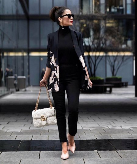 Тотал Блэк лук женский 2023