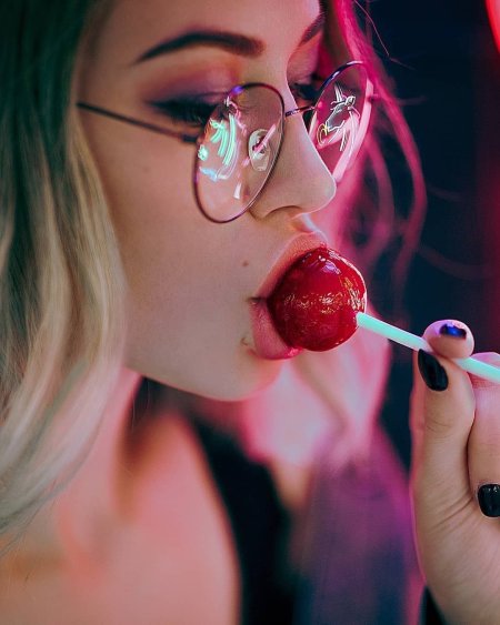 Девушка с Чупа чупсом во рту