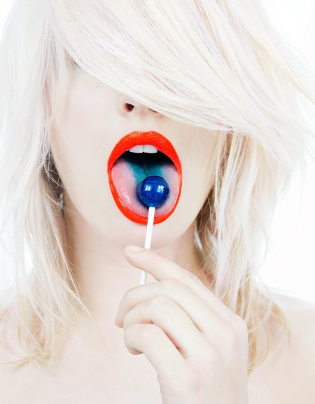 Блондинка с леденцом
