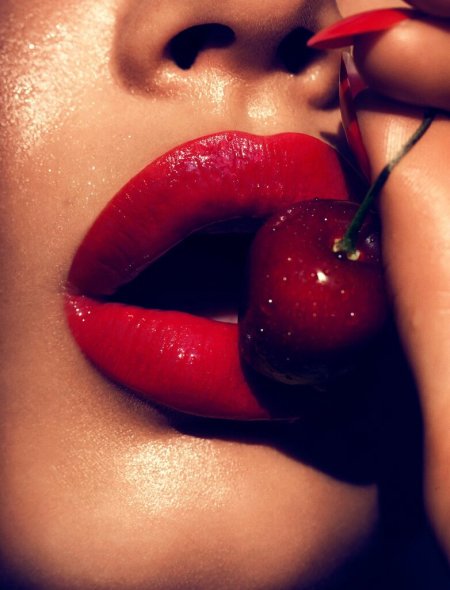 Губы с вишней