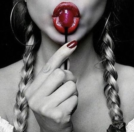 Девушка с леденцом