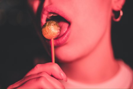 Девушка с чупачупсом во рту