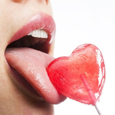 Девушка с языком