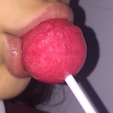 Облизывает Чупа Чупс