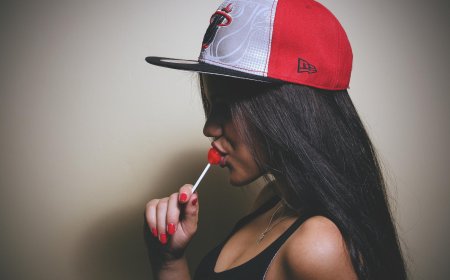 Девушка с Чупа чупсом