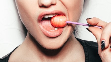 Чупа Чупс во рту