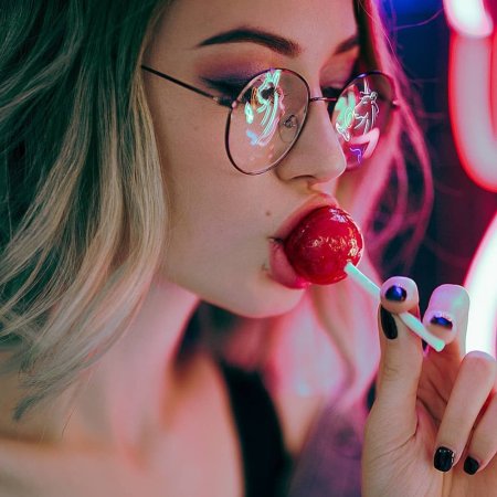 Девушка с Чупа чупсом во рту