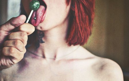 Девушка и Чупа Чупс