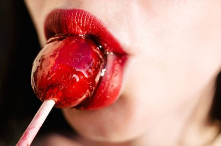 Облизывает леденец