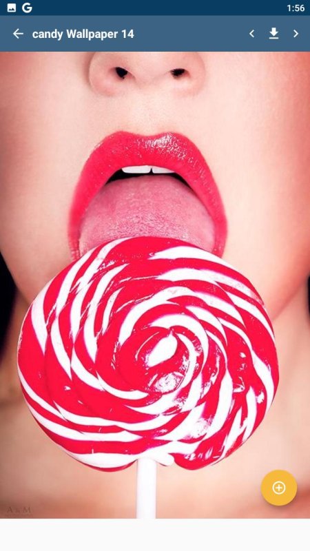 Облизывает леденец