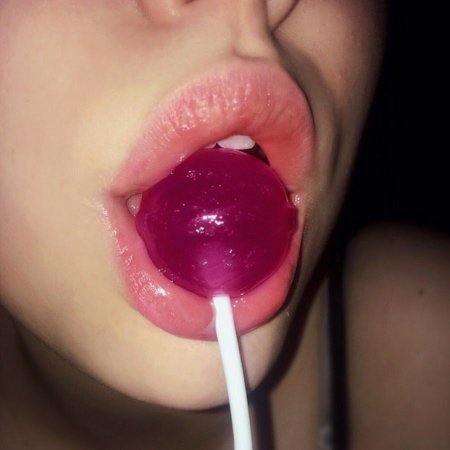 Девушка с чупачупсом во рту