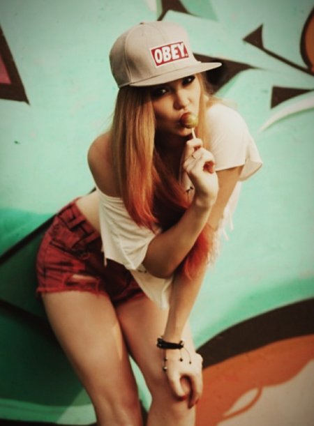 Блондинка с Чупа чупсом