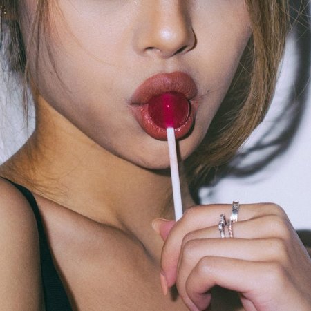 Кендалл Дженнер с Чупа чупсом во рту