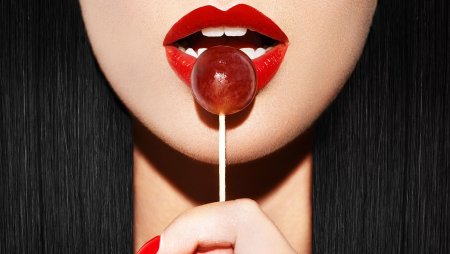 Девушка с чупачупсом во рту