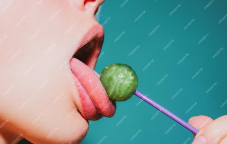 Облизывает леденец