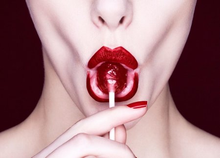 Губы с Чупа чупсом