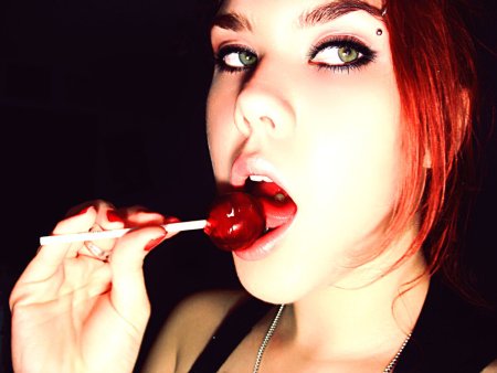 Девушка с леденцом