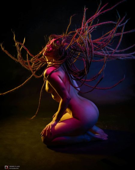 Голые красотки с дредами