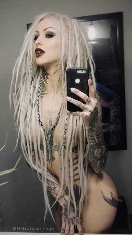 Голая с дредами