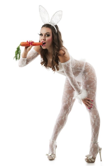 Голая женщина в костюме кролика