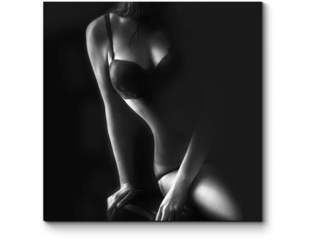 Женское тело в полумраке