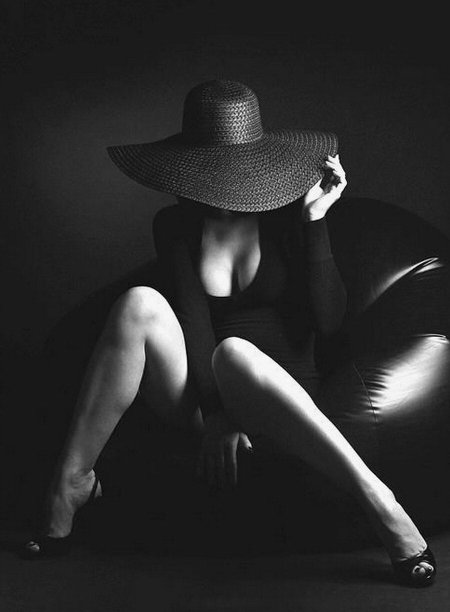 Голая в шляпке