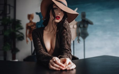 Полуобнажённые девушки в шляпе